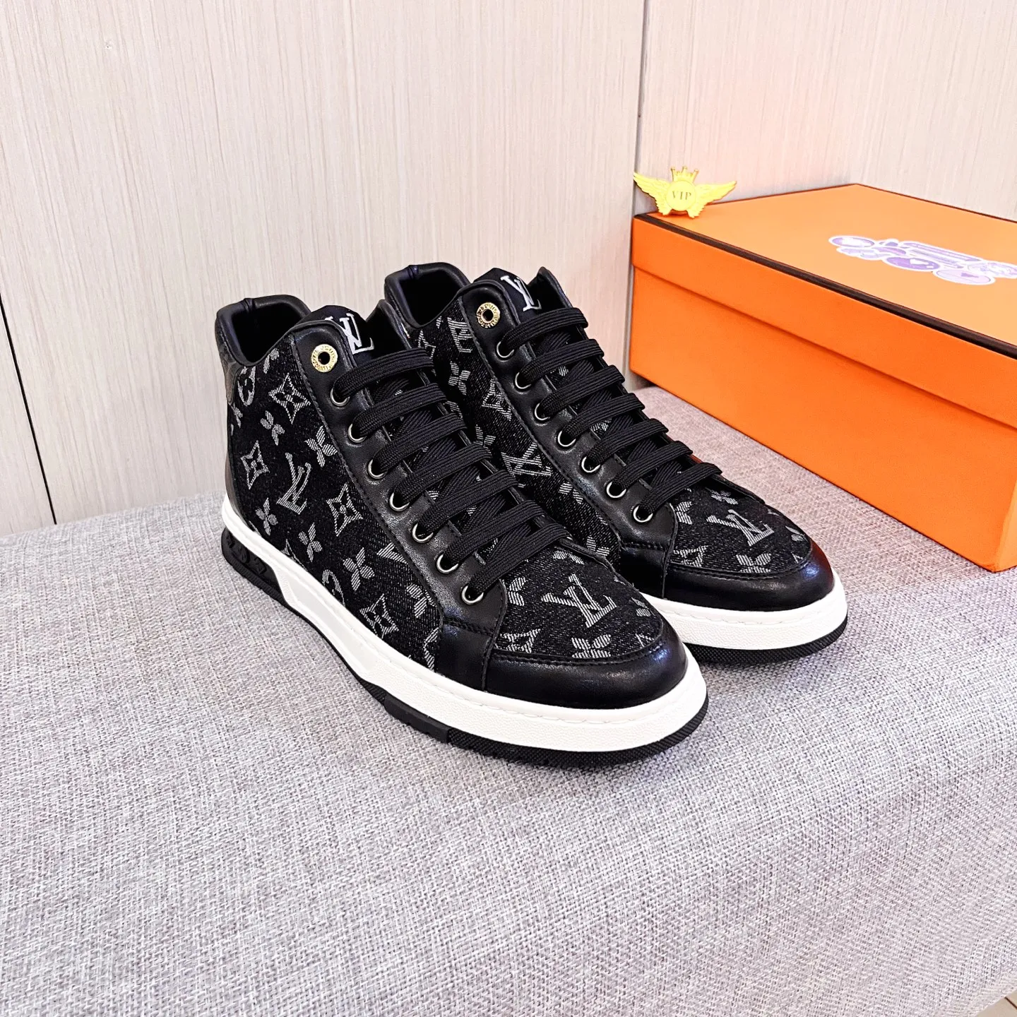 🚘🚘Factory batch 440💰👍[LV]🔥🔝Louis Vuitton, high-end men's shoe brand, official website 1:1 latest masterpiece: the upper is made of Italian official website original special technical cloth fabric 🔥Original comfortable and breathable lining ➕Original designated non-slip outsole 🔥Make walking more convenient and comfortable! An exclusive new model, a stunning work, a beautiful 1:1 replica [color] compared to the official quality! Create a fashionable personality to set off your uniqueness! A must-have for trendy men! 🔥, sizes: 38-44. color:.    2⃣️colors available🔥